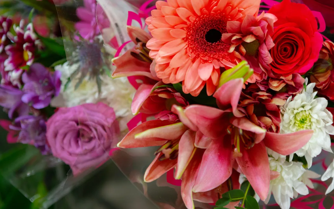 How to Wrap Flowers in Cellophane with Water