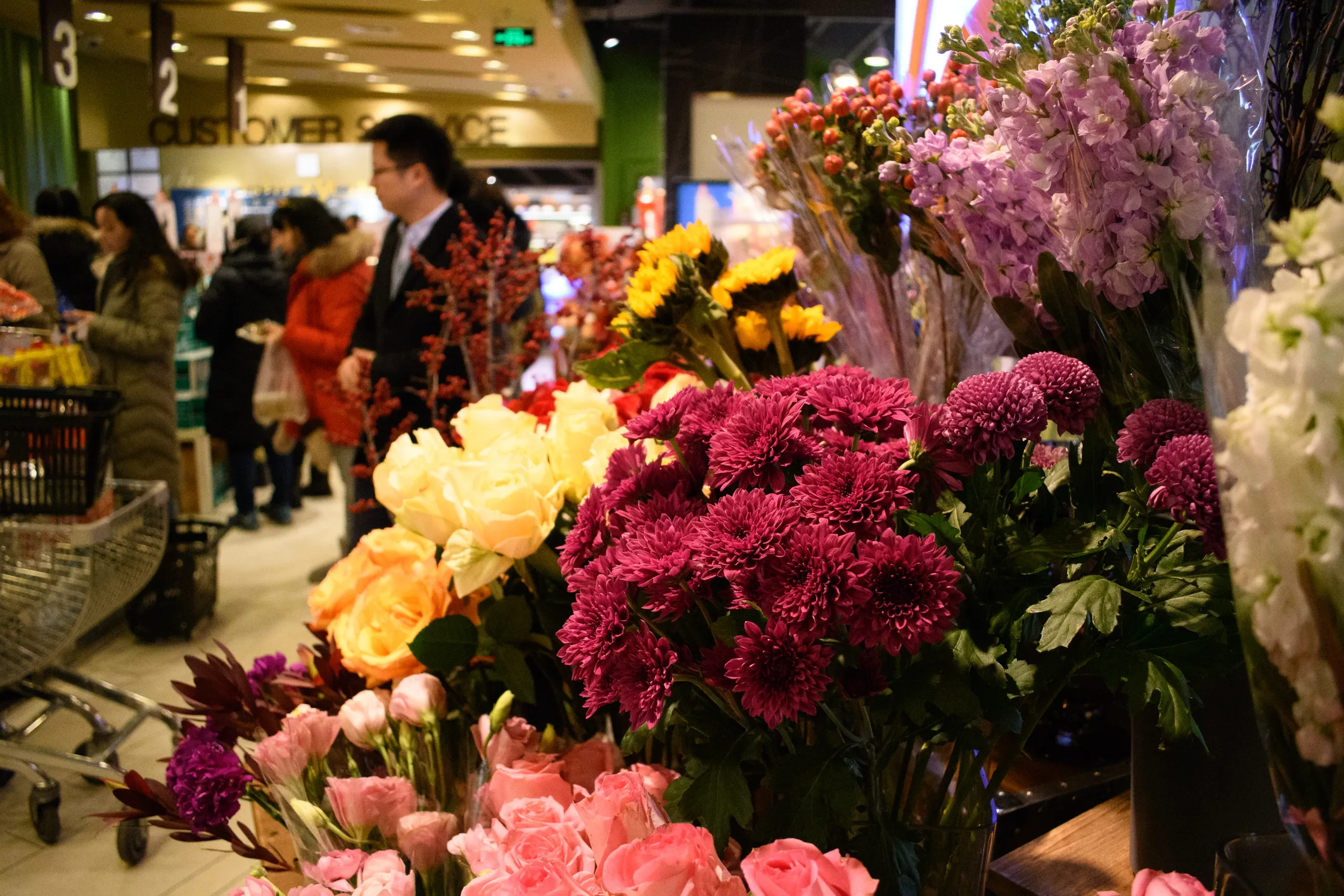 Flowers sold in the supermarket flower packaging design